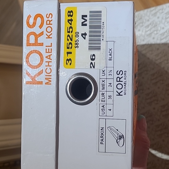 BNIB Michale Kors size 4 black heel - Picture 4 of 4